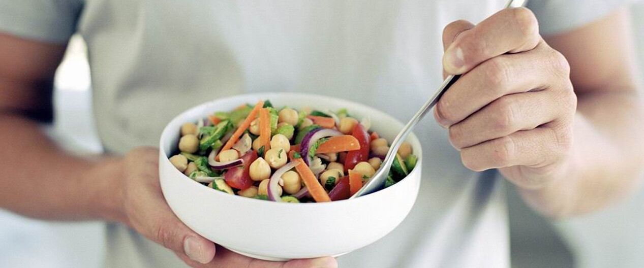 Un homme mange des aliments bons pour la puissance.